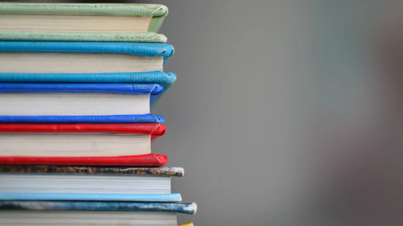 Bénévoles réalisant le classement d'archives anciennes à Apt